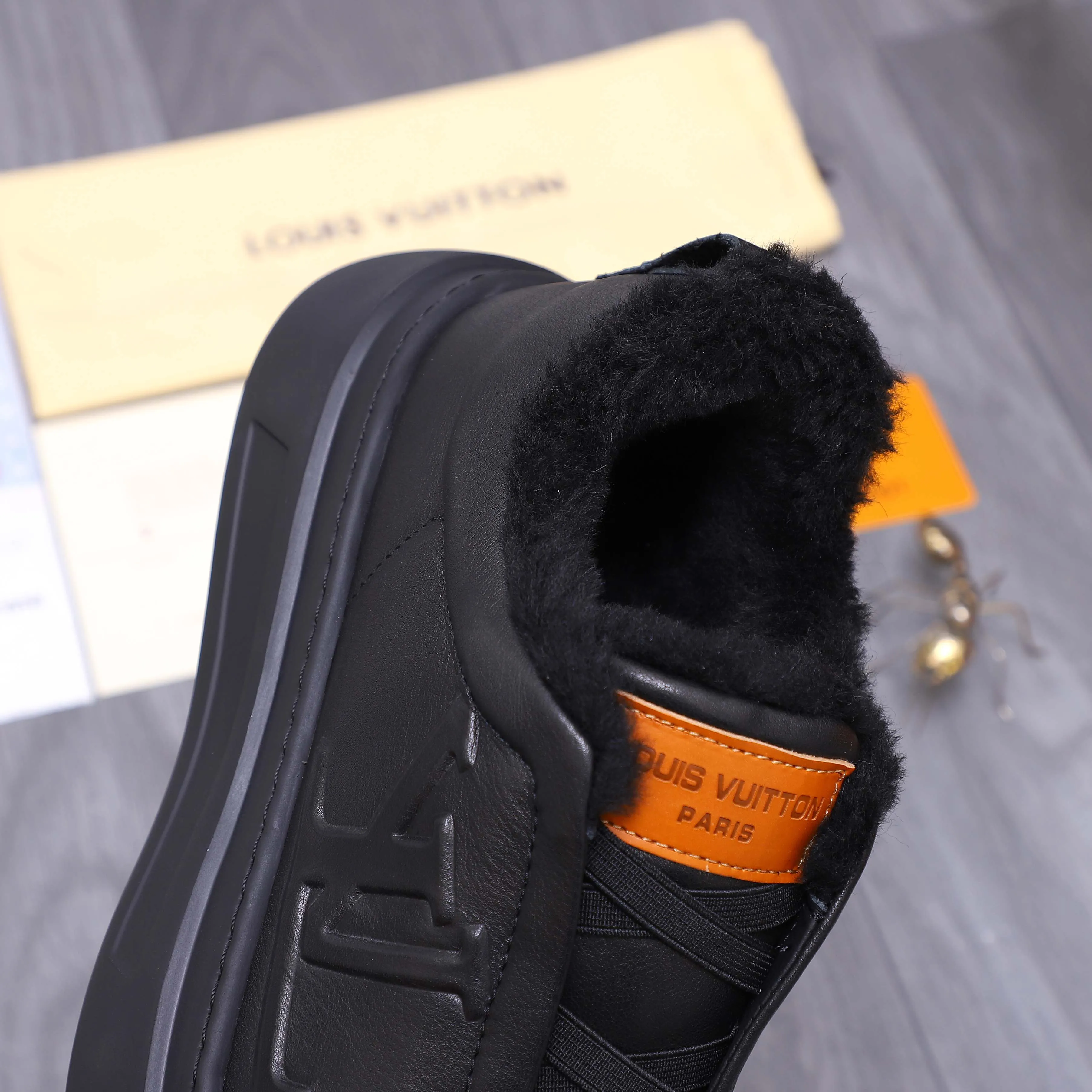 Men's shoes 💰p500 Product trademark: LV "Louis Vuitton Winter warm casual men's shoes Regular size: 38-44 Product materials: Selected high-quality cowhide upper, plush lining, rubber outsole